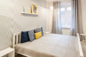 sypialnia z dużym łóżkiem podwójnym