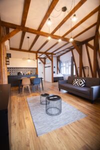 apartament pod krzywa wieżą w stylu loftowym