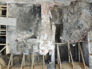 widok z góry na wykopaliso archeologiczne