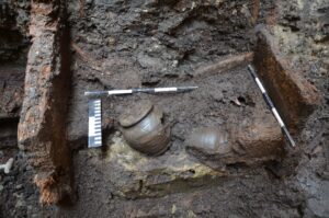 garnki odkopane podczas wykopalisk archeologicznych